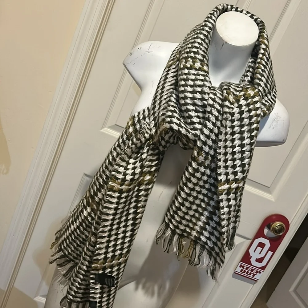FRAAS The scarf Company knitted scarf. NEW